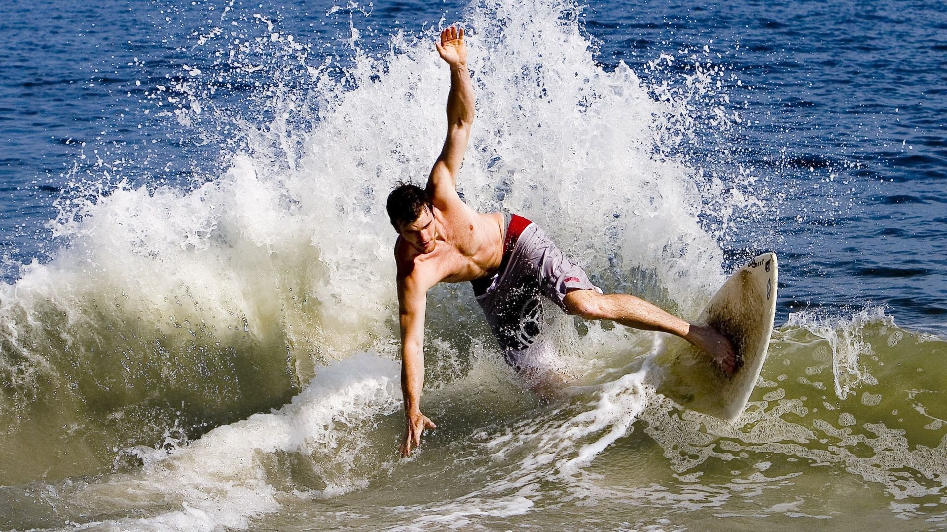 跨时代幻影对决，当阿扎伦卡的铁壁遇见费德勒的优雅，新规之下谁是终极幸存者？新规下的铁壁与优雅对决