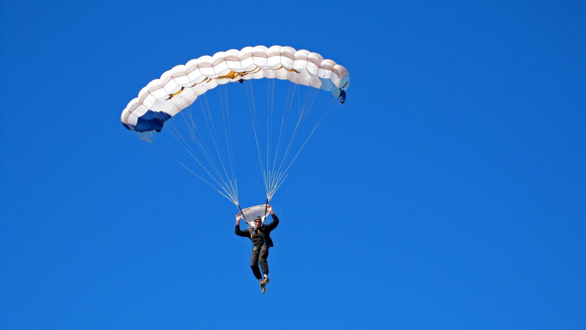 赛场荣光，观众共鸣，当大坂直美挥动球拍，FPX粉丝为竞技之魂喝彩，隔网相望，热血同频，大坂直美与FPX粉丝的荣耀共鸣